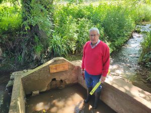 Lee más sobre el artículo Colocación de placa en la Fuente el Pioyu en el Camino San Miguel