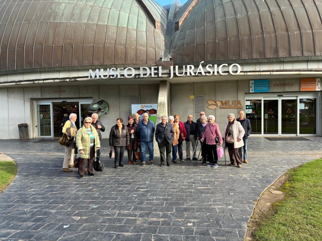 Visita de los vecinos de Castiello de Bernueces al Museo Jurásico de Asturias (MUJA)