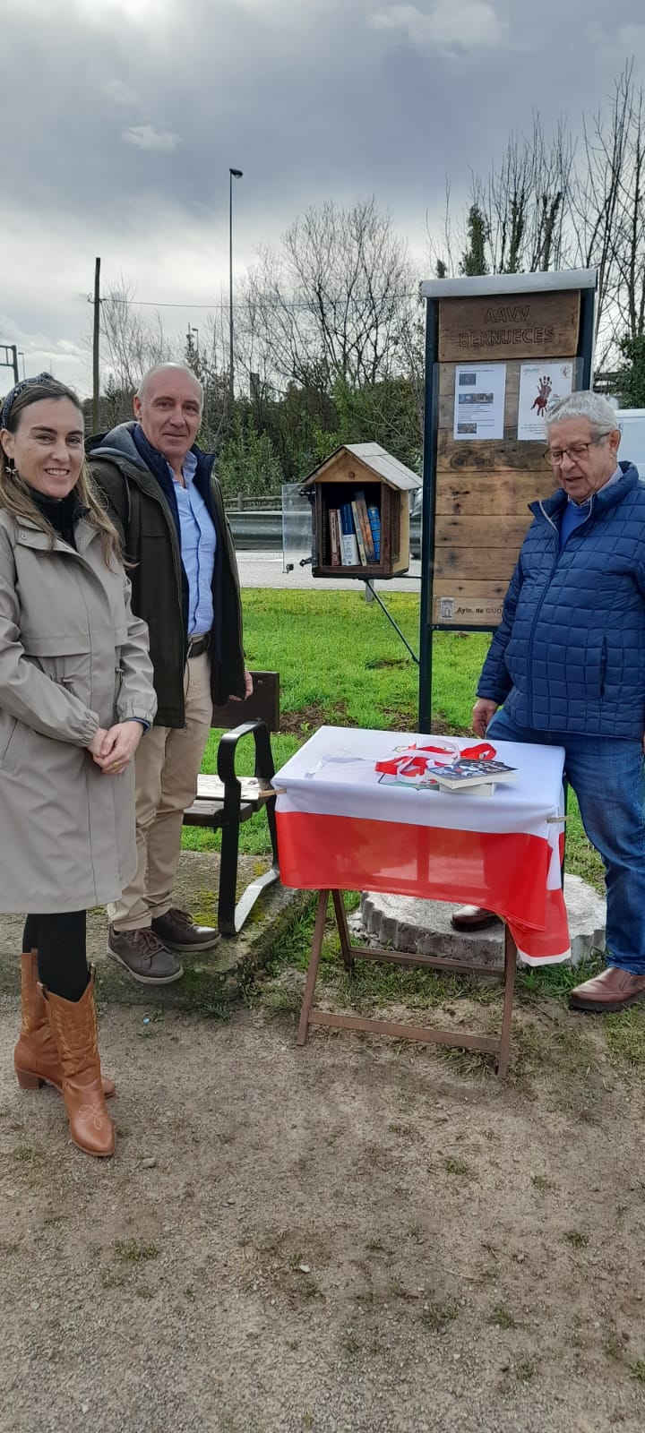 Inaugurada la caseta de intercambio de libros en Castiello de Bernueces el 23 de enero, con la presencia de representantes del Ayuntamiento de Gijón.